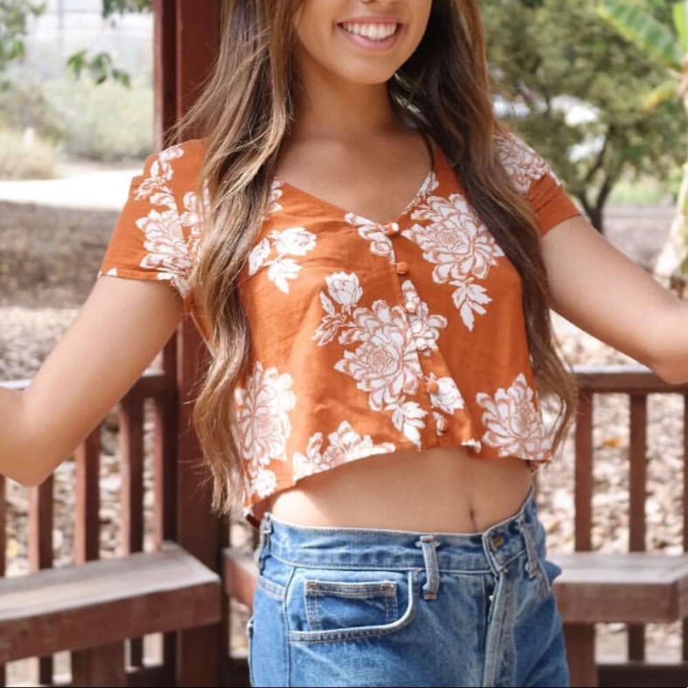 KENDALL AND KYLIE HAWIAN CROP TOP SIZE XS